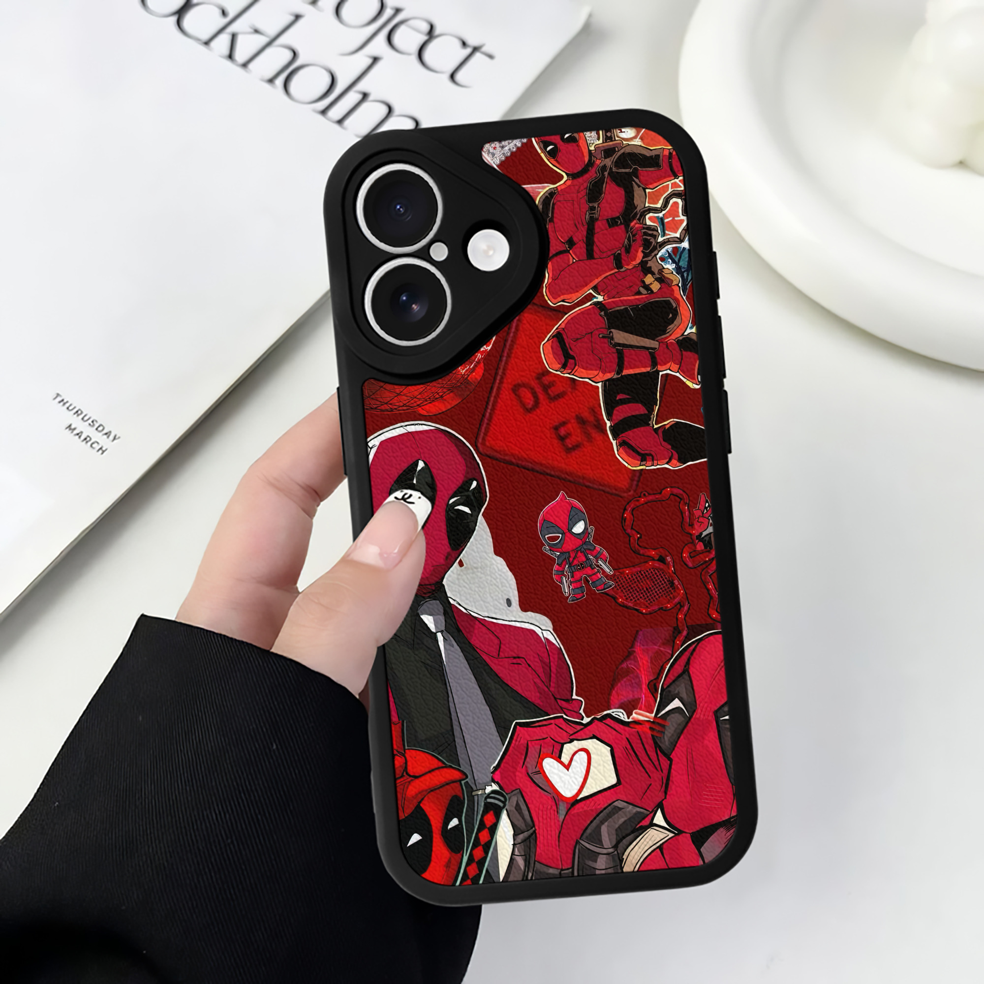 （画像用） Deadpool デッドプール 【iPhone 16シリーズ対応】シリコンスマホケース（レザー調） 材質：シリコン